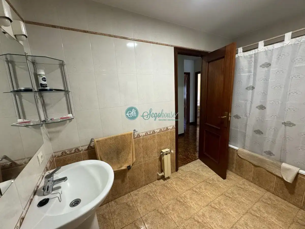 Bany de Pis en venda en Segovia amb Calefacció, Parquet i Terrassa