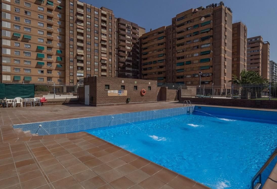 Piscina de Piso en venta en  Zaragoza Capital con Calefacción, Terraza y Trastero