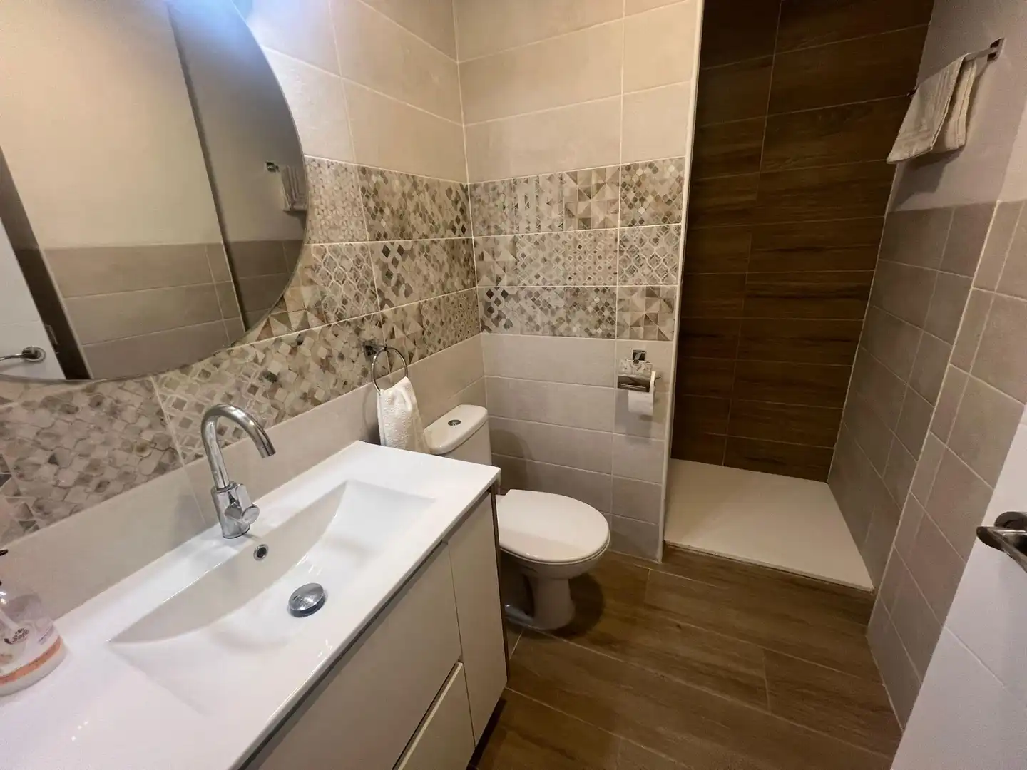 Bathroom of Flat for rent in Sevilla  with Air Conditioner and Furnished