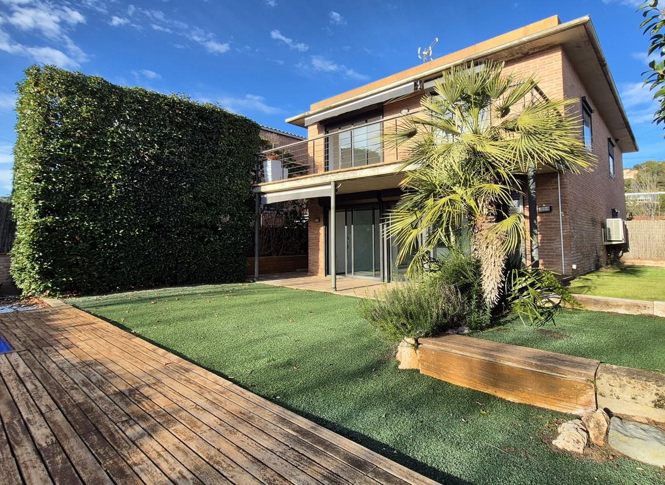 Vista exterior de Casa o xalet en venda en Matadepera amb Aire condicionat, Jardí privat i Terrassa