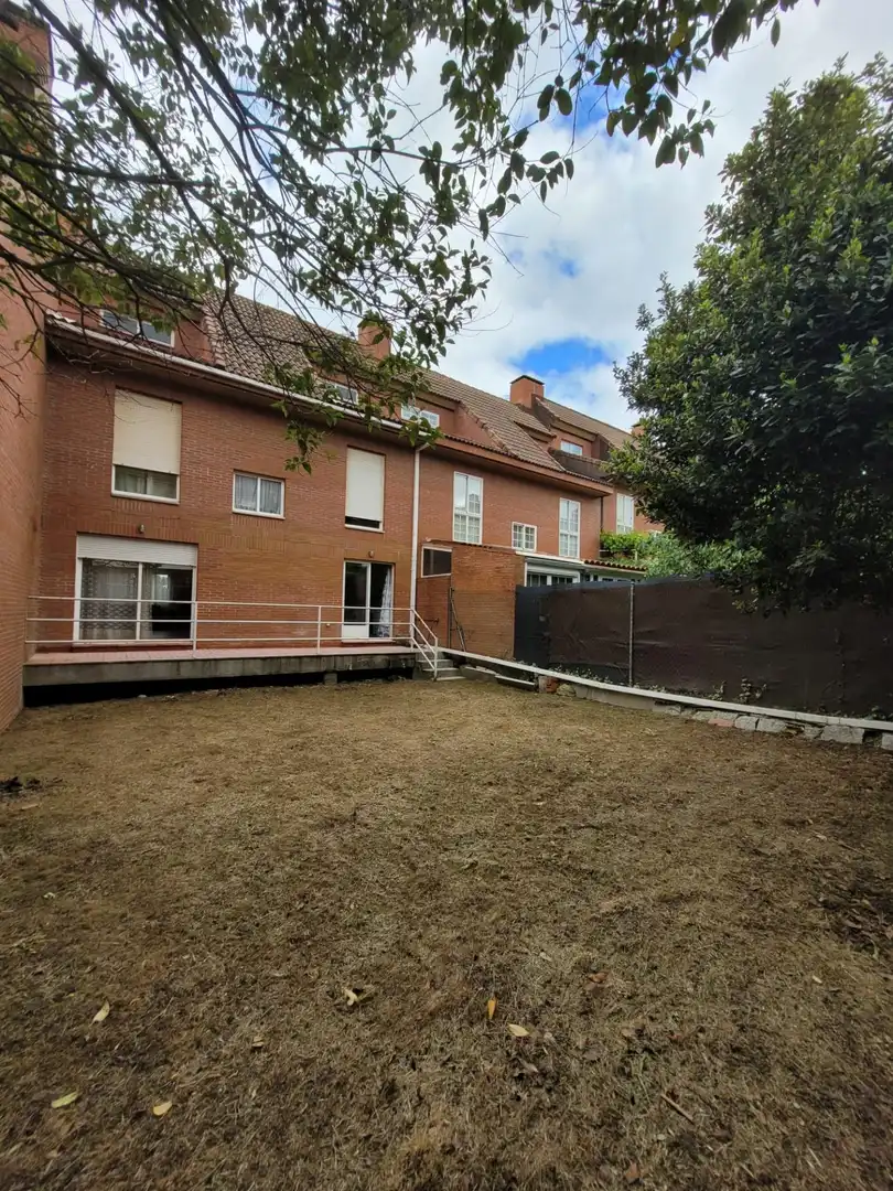Vista exterior de Casa adosada en venda en Carrascal de Barregas amb Calefacció, Jardí privat i Parquet