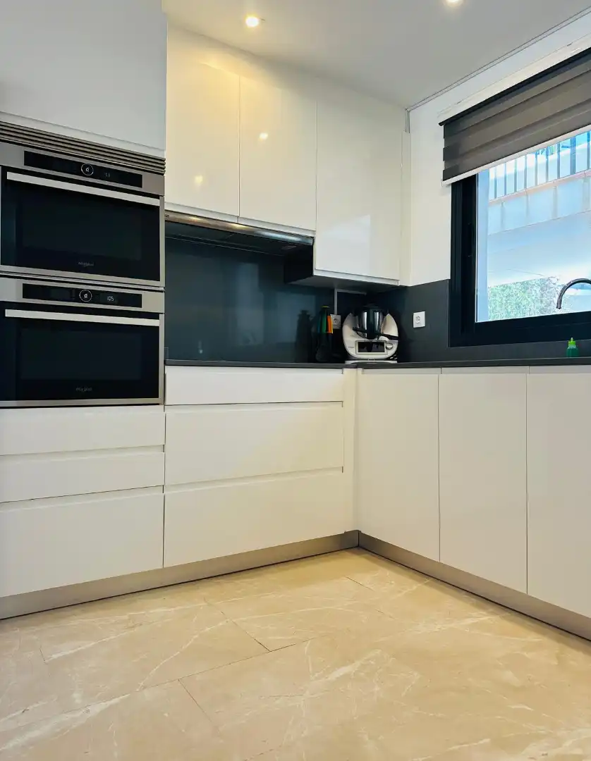 Küche von Wohnung zum Verkauf in Estepona mit Terrasse, Abstellraum und Ofen