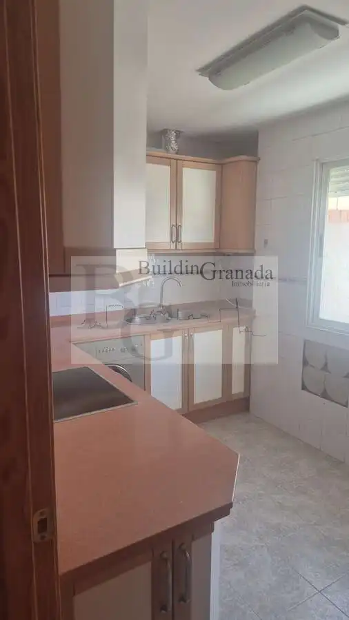Cuina de Pis de lloguer en Cúllar Vega amb Terrassa i Moblat