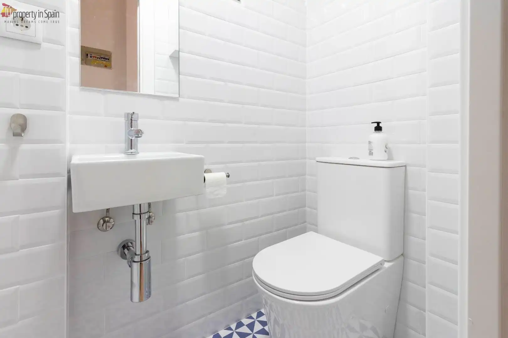 Baño de Piso para compartir en San Blas