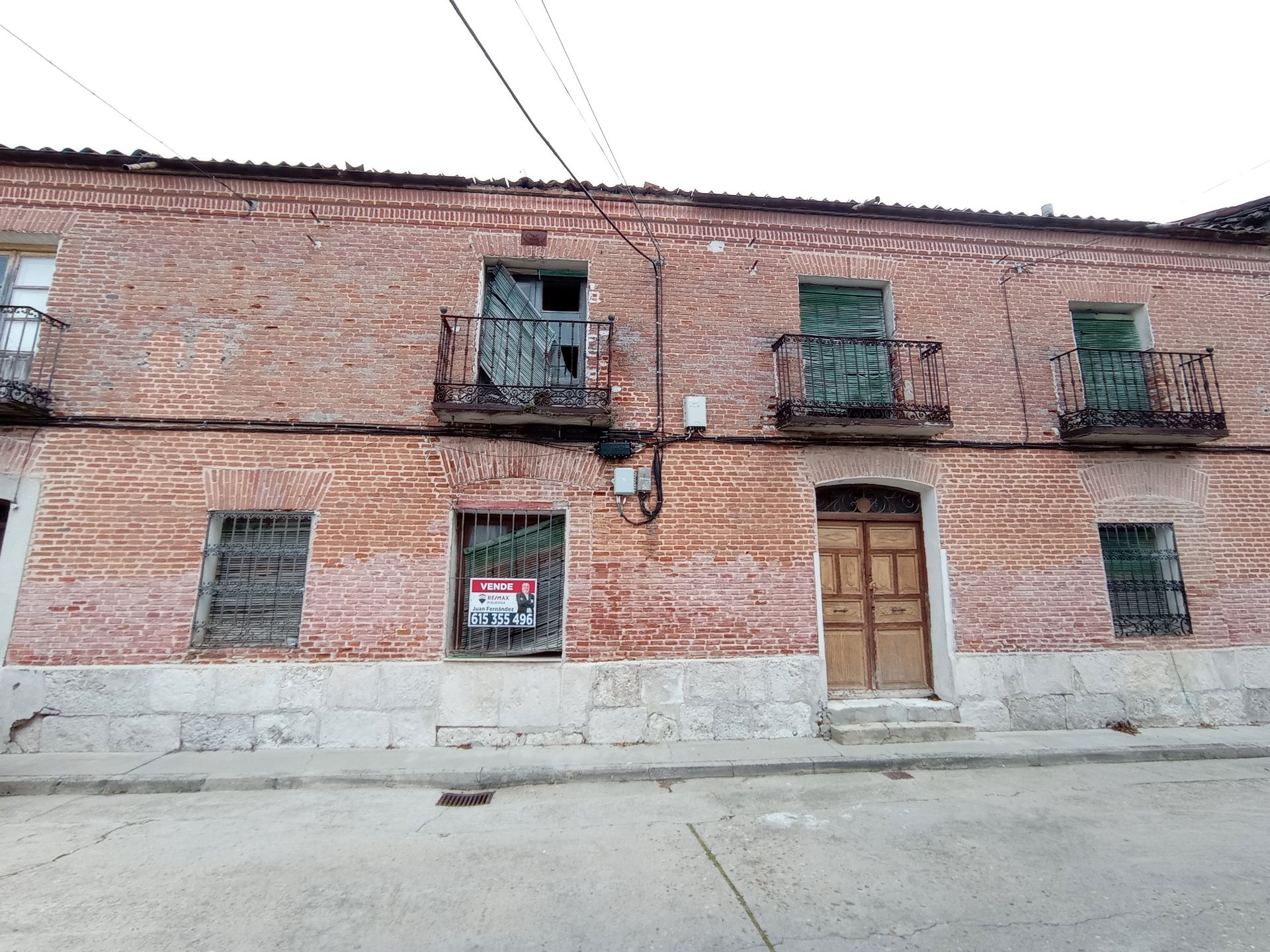 Vista exterior de Casa adosada en venda en La Pedraja de Portillo  amb Jardí privat