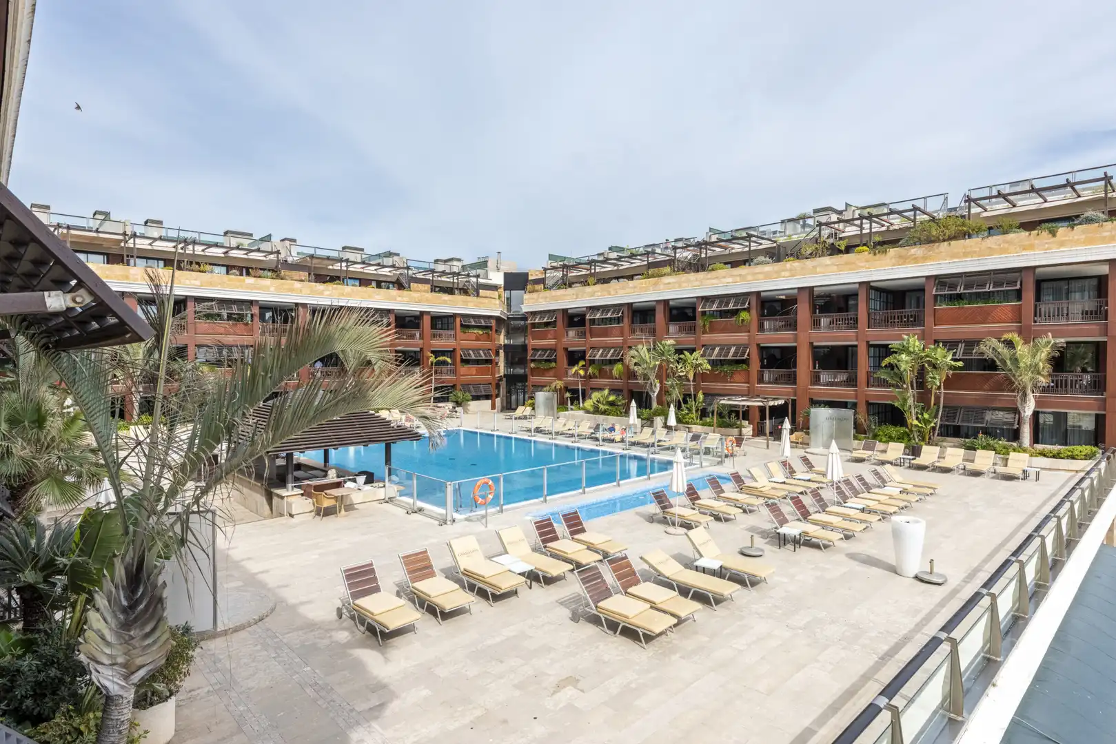 Vista exterior de Apartamento en venta en Marbella con Terraza, Piscina y Amueblado