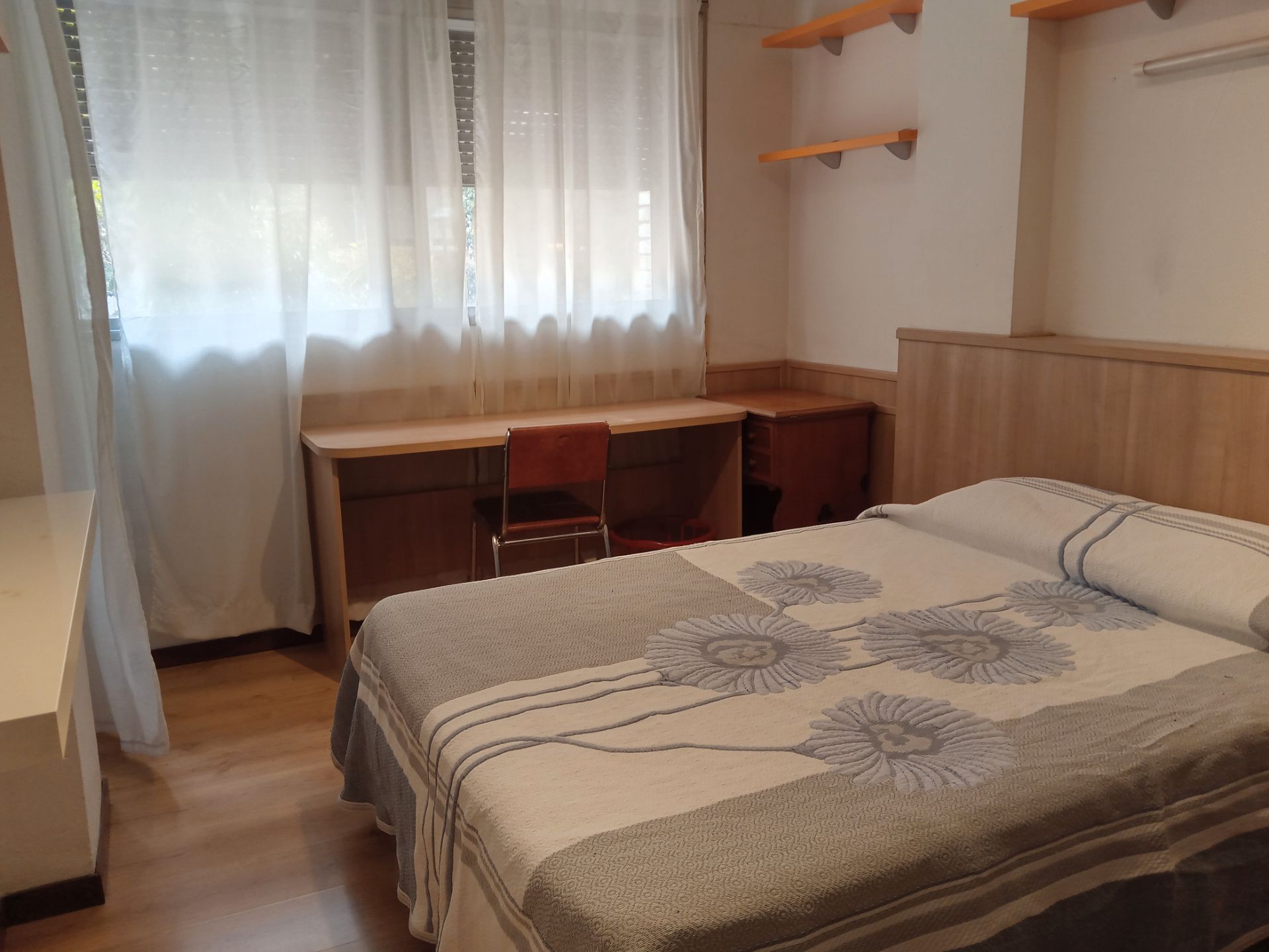 Bedroom of Flat to rent in  Zaragoza Capital  with Heating, Parquet flooring and Furnished