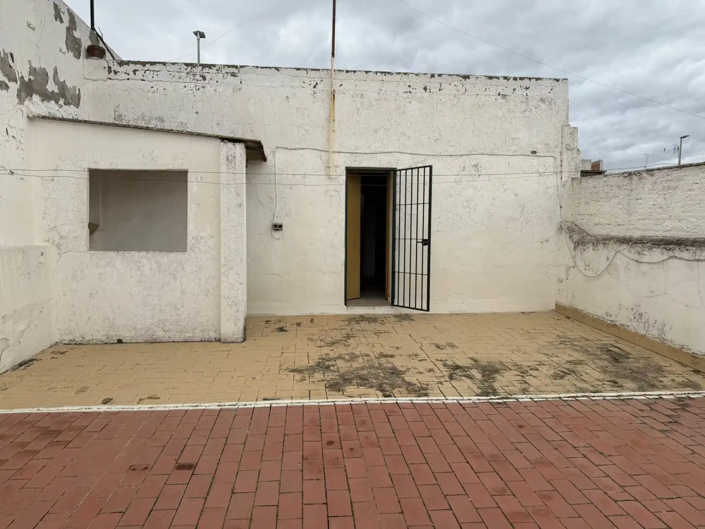 Vista exterior de Casa adosada en venta en Dos Hermanas con Aire acondicionado