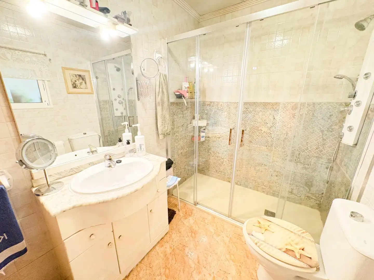 Badezimmer von Einfamilien-Reihenhaus zum Verkauf in San Isidro mit Klimaanlage, Privatgarten und Terrasse