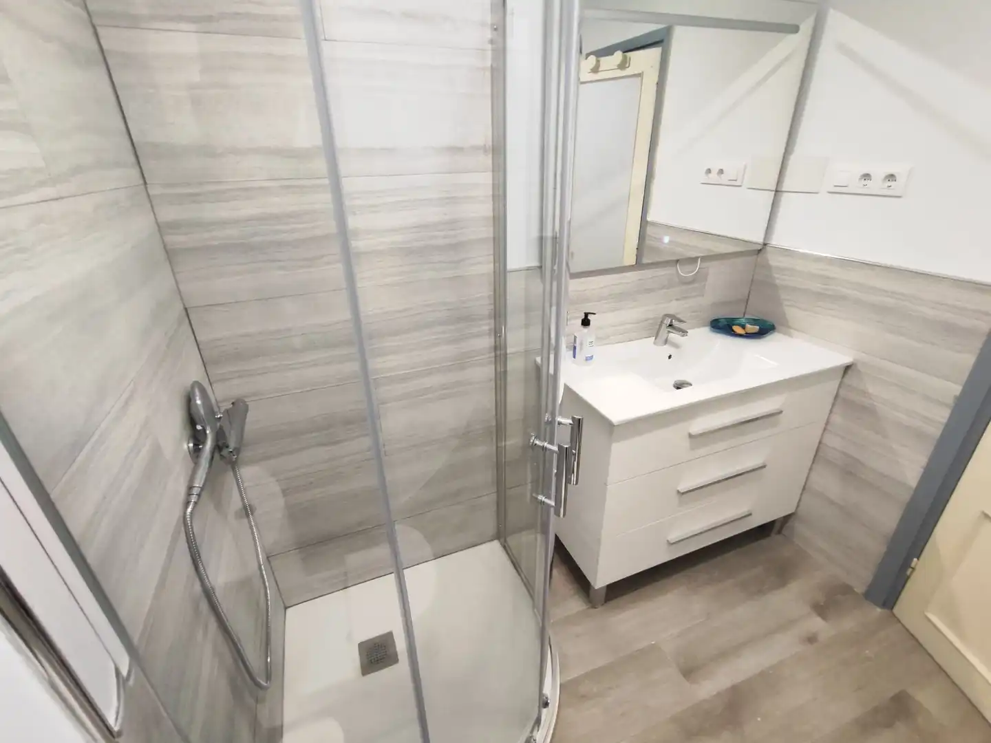 Baño de Piso de alquiler en A Coruña Capital  con Calefacción y Amueblado
