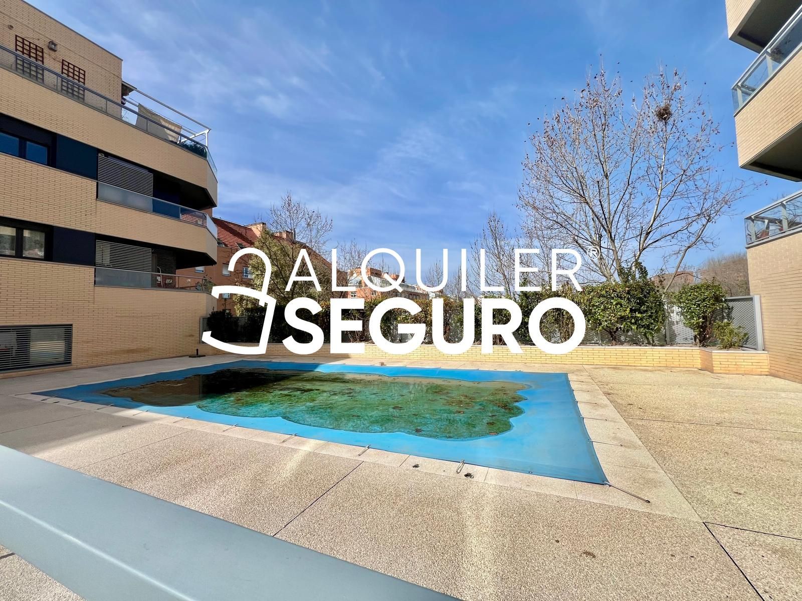 Swimming pool of Flat for rent in  Madrid Capital  with Air Conditioner, Heating and Terrace