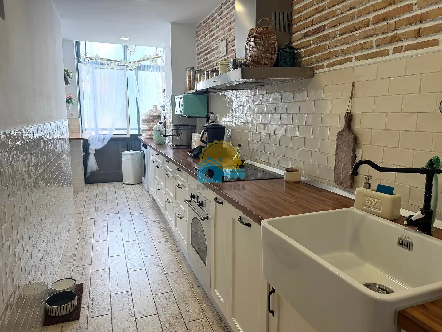Küche von Wohnung zum Verkauf in Punta Umbría mit Klimaanlage, Terrasse und Abstellraum