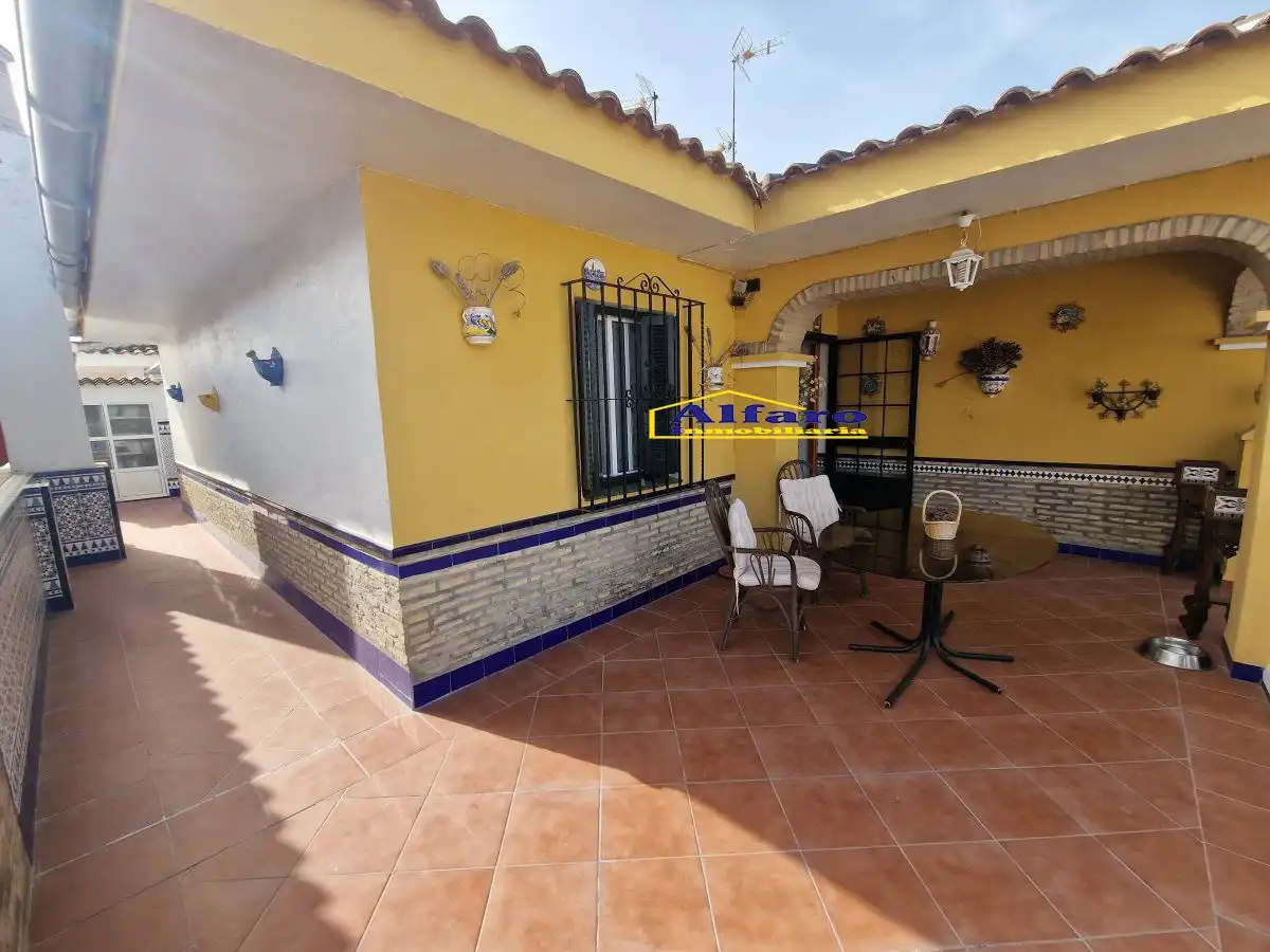 Vista exterior de Casa adosada en venta en Almonte con Terraza, Trastero y Balcón