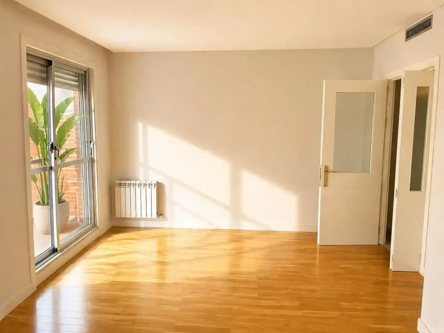 Dormitori de Apartament de lloguer en  Madrid Capital amb Aire condicionat, Piscina i Balcó