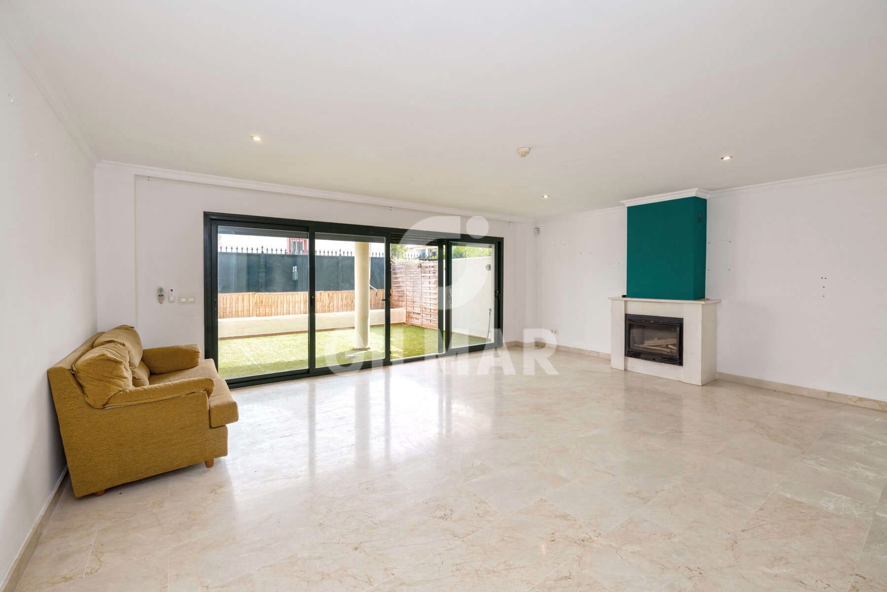 Sala d'estar de Casa adosada en venda en Estepona amb Aire condicionat, Terrassa i Piscina comunitària