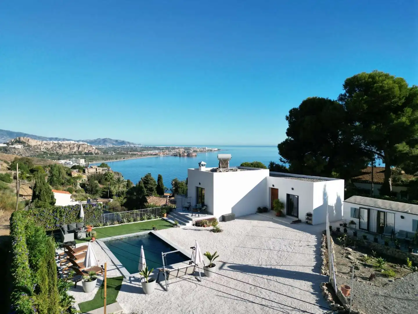 Vista exterior de Casa o xalet en venda en Salobreña amb Terrassa i Piscina