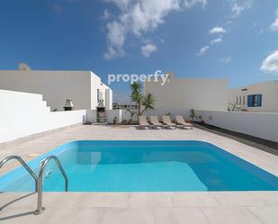 Exterior view of Single-family semi-detached for sale in Yaiza  with Terrace, Swimming Pool and Balcony