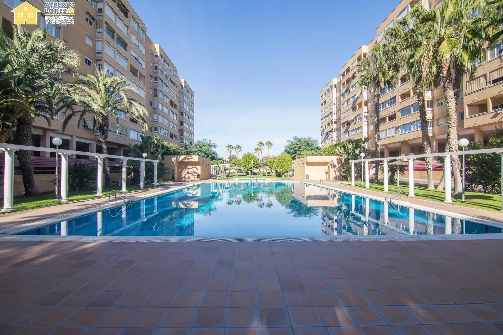 Piscina de Apartamento en venta en Alicante / Alacant con Aire acondicionado, Calefacción y Piscina comunitaria