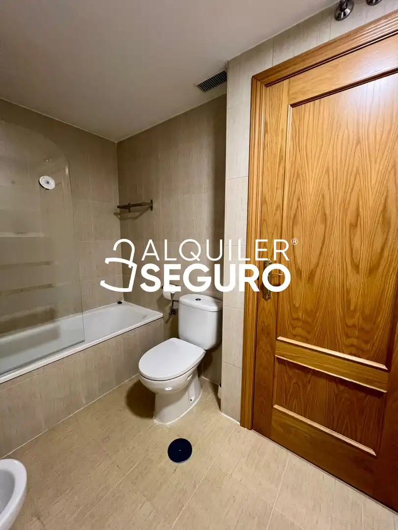 Baño de Piso de alquiler en Madrid con Aire acondicionado, Calefacción y Piscina