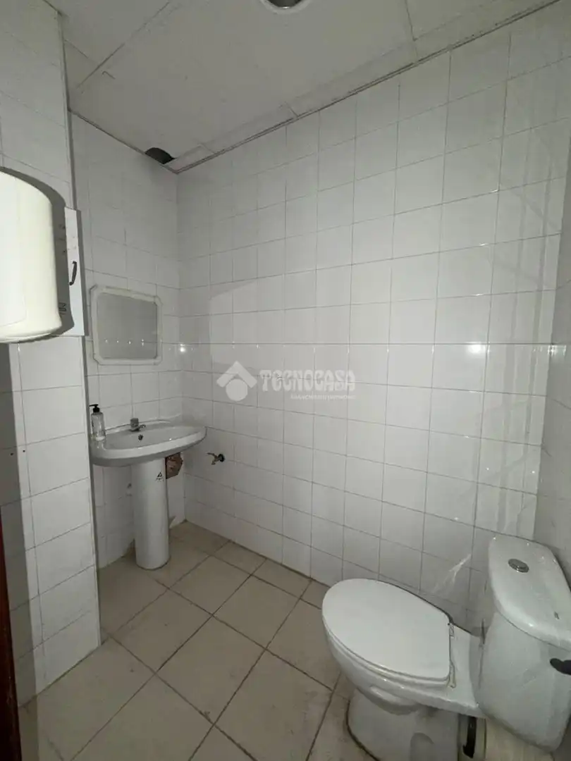 Baño de Local de alquiler en Utrera con Aire acondicionado y Calefacción