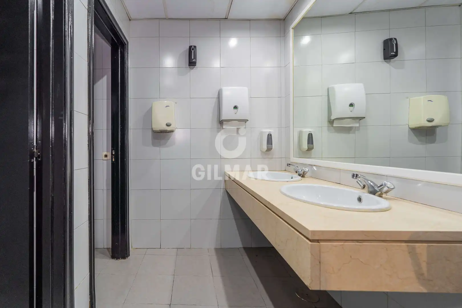 Bany de Local en venda en Madrid amb Calefacció