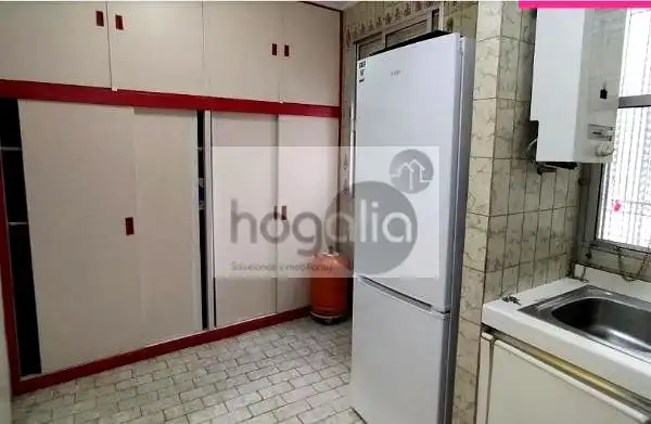 Cuina de Pis de lloguer en Sevilla amb Aire condicionat i Moblat