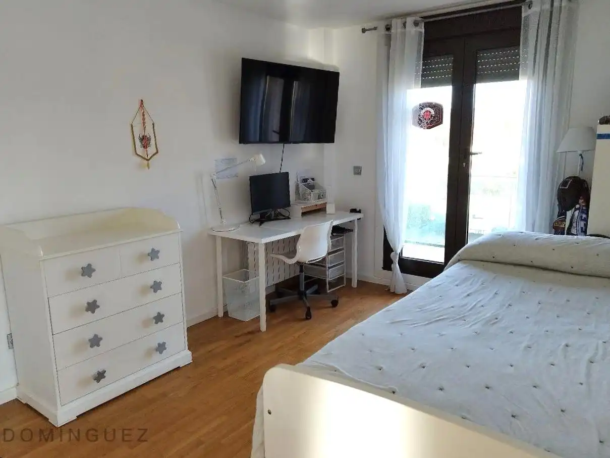 Dormitori de Casa o xalet en venda en Pontevedra Capital  amb Calefacció, Jardí privat i Terrassa