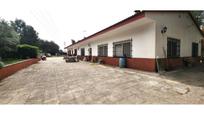 Vista exterior de Casa o xalet en venda en Rubí amb Calefacció, Jardí privat i Parquet