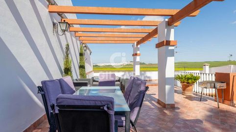 Descubre una auténtica joya en el corazón de la Sierra de Cádiz, en la encantadora localidad de Villamartín. Este chalet independi