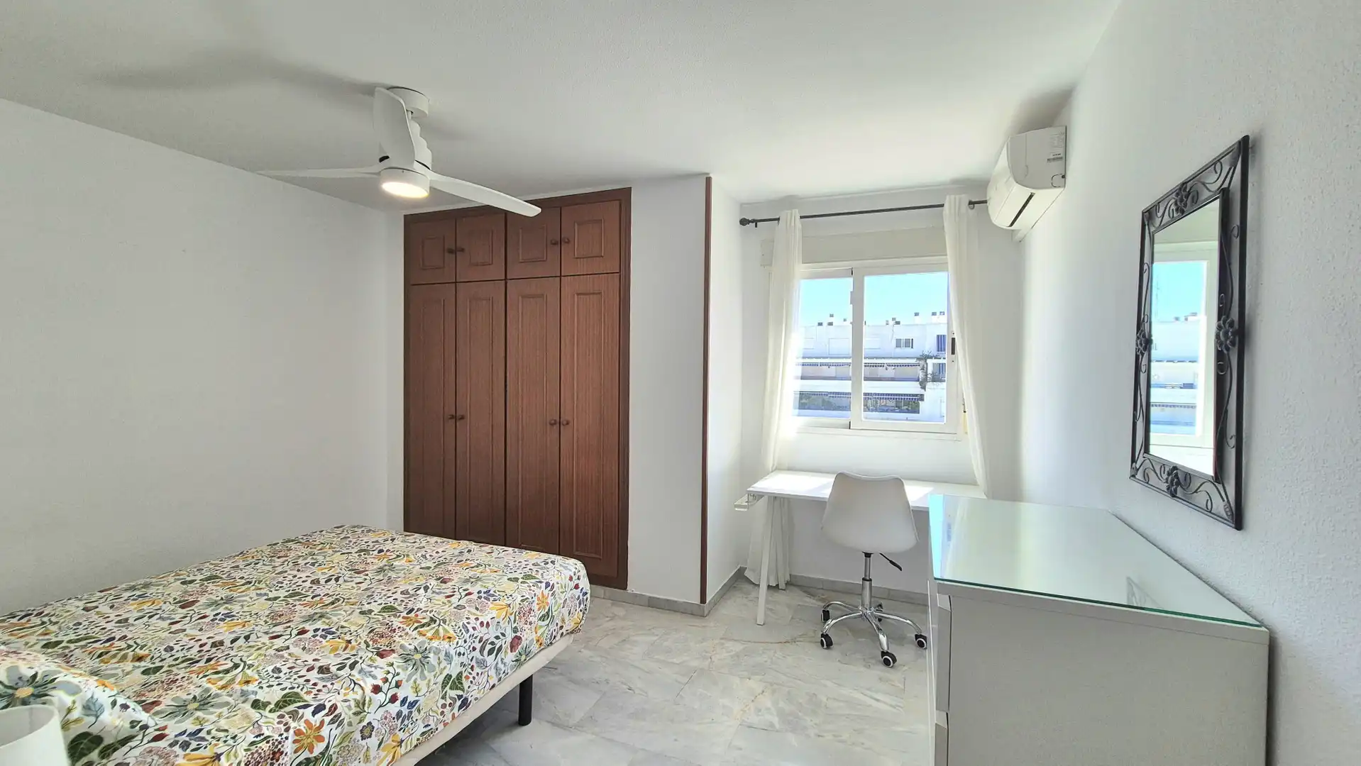 Habitación de Ático de alquiler en Marbella con Aire acondicionado, Terraza y Trastero