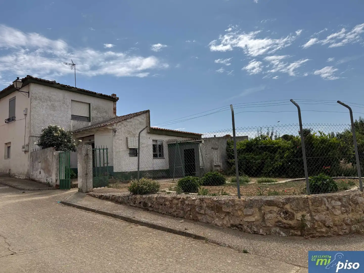 Außenansicht von Haus oder Chalet zum Verkauf in Valdunquillo mit Heizung, Privatgarten und Terrasse