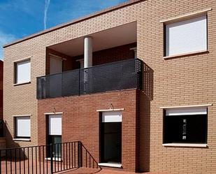 Vista exterior de Casa adosada en venda en Alesanco amb Calefacció, Terrassa i Traster