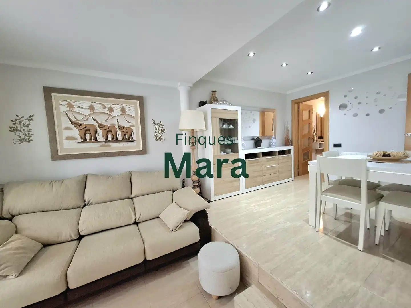 Sala d'estar de Pis en venda en Sant Boi de Llobregat amb Aire condicionat, Calefacció i Piscina comunitària