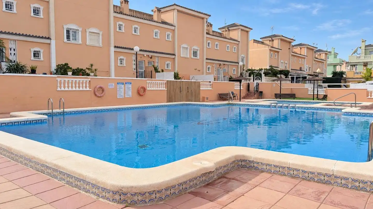 Casa bifamiliare con piscina in vendita a Avenida de Finlandia, imagen 28
