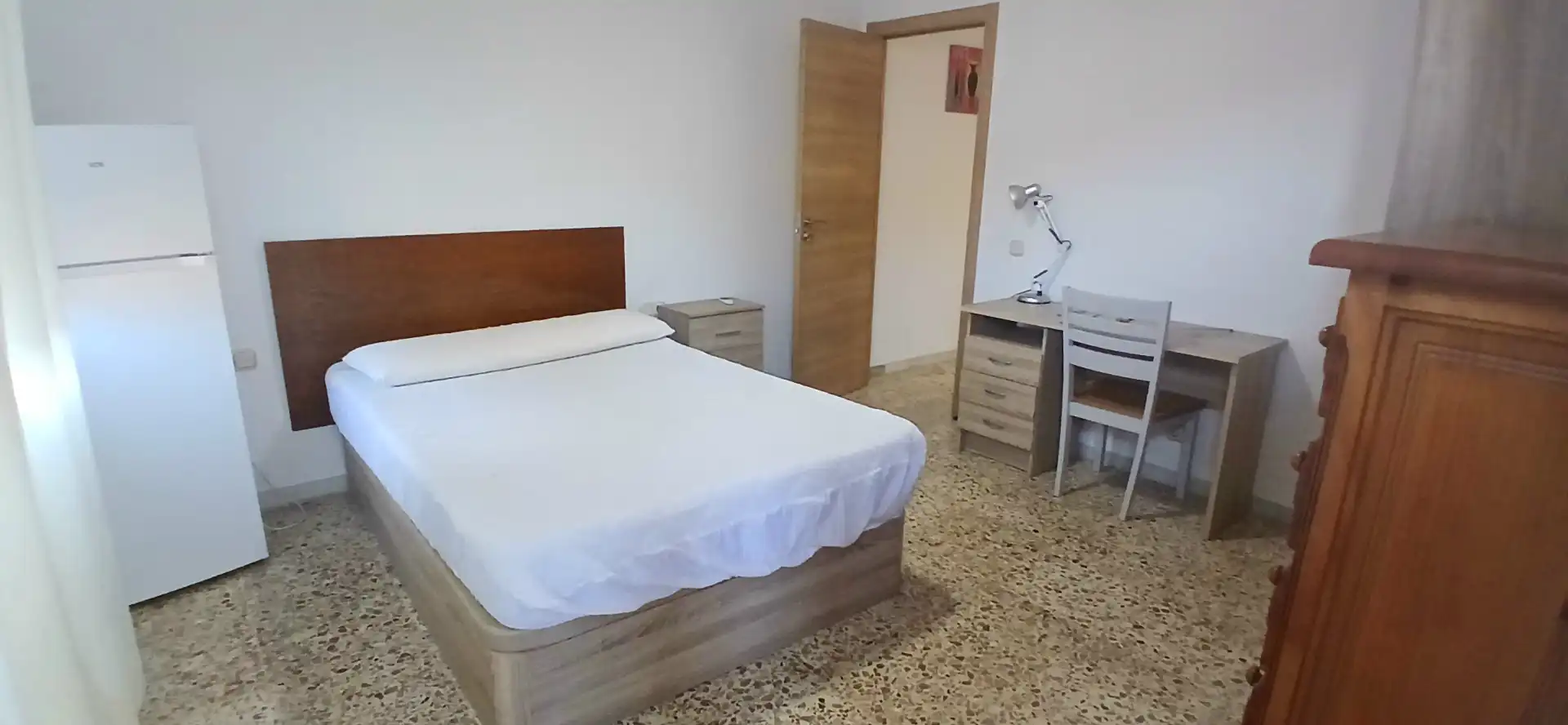 Dormitori de Pis per a compartir en Almería amb Aire condicionat, Terrassa i Moblat