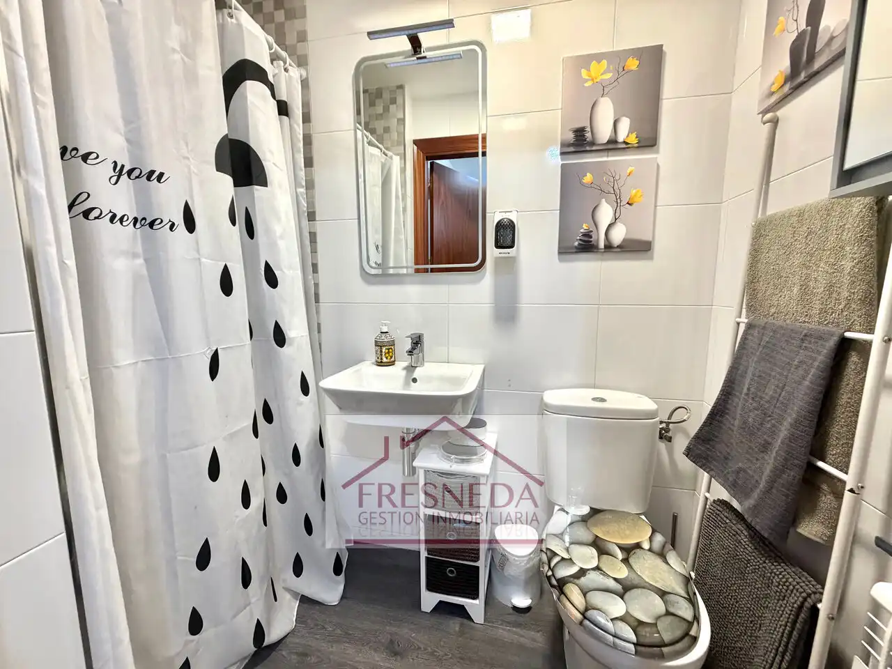 Badezimmer von Einfamilien-Reihenhaus zum Verkauf in Siero mit Heizung, Privatgarten und Parkett