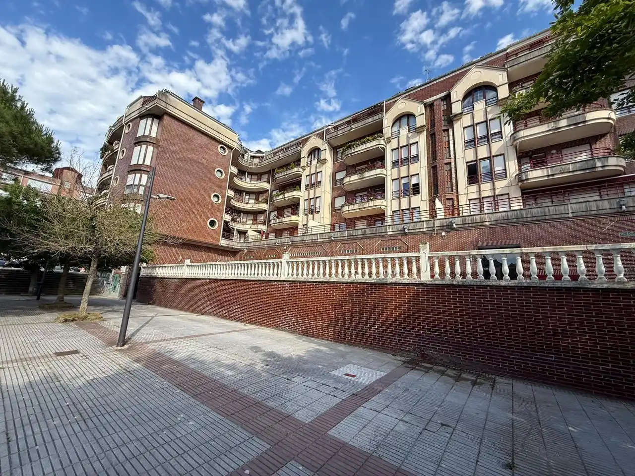 Vista exterior de Piso en venta en Castro-Urdiales con Calefacción, Parquet y Terraza