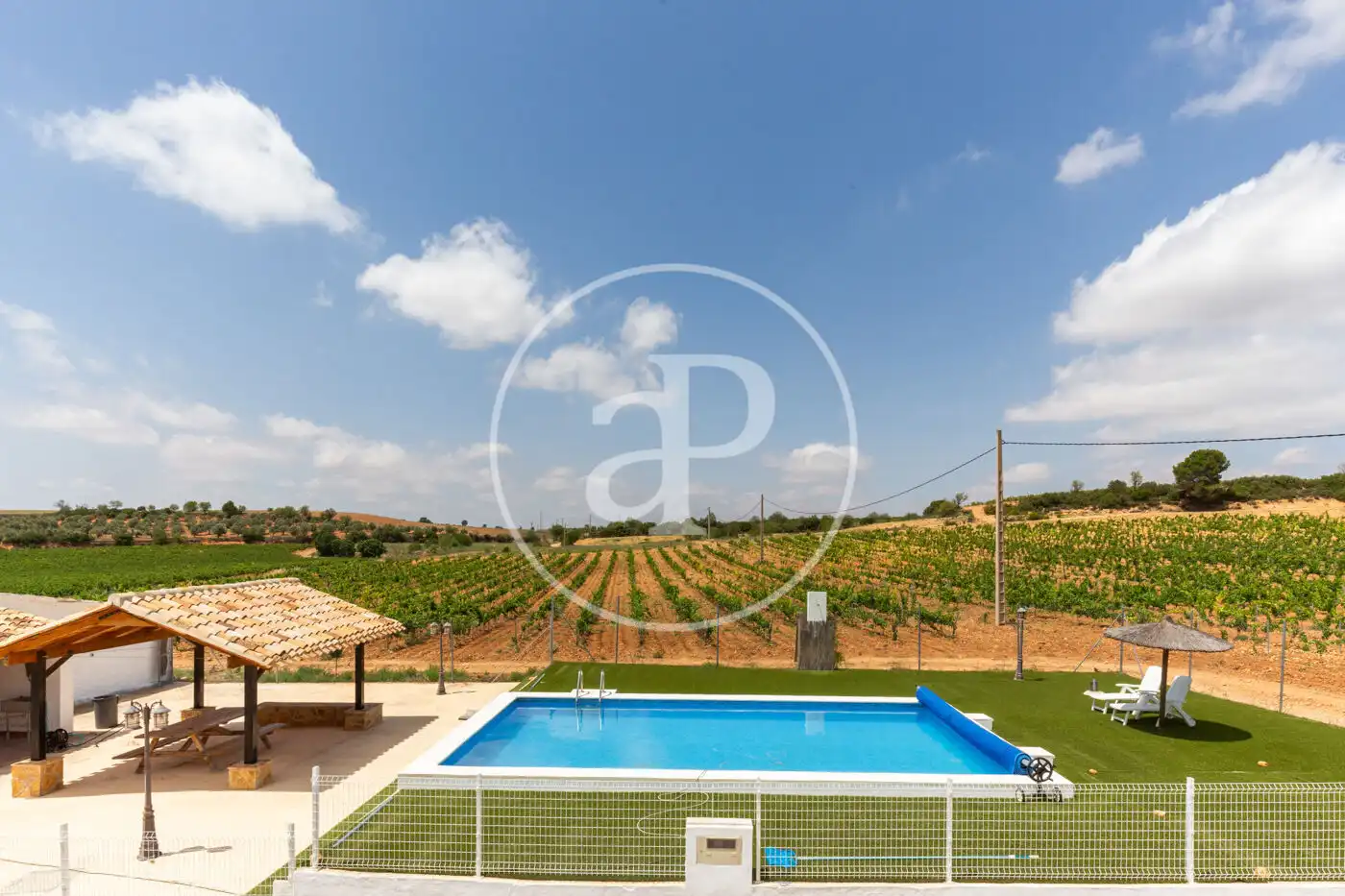 Piscina de Finca rústica en venda en Requena amb Aire condicionat, Calefacció i Jardí privat