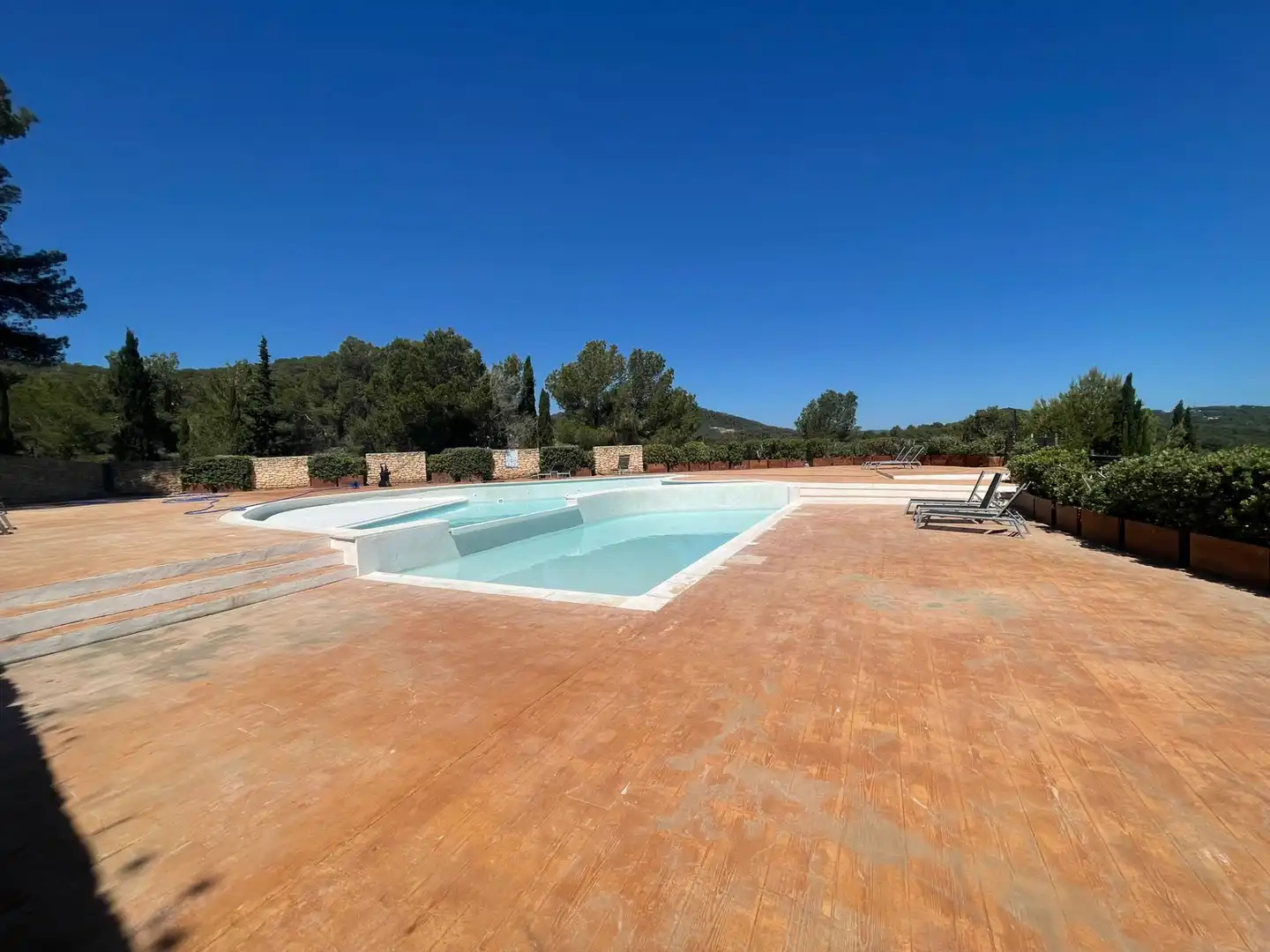 Schwimmbecken von Einfamilien-Reihenhaus zum Verkauf in Santa Eulària des Riu mit Klimaanlage, Terrasse und Möbliert