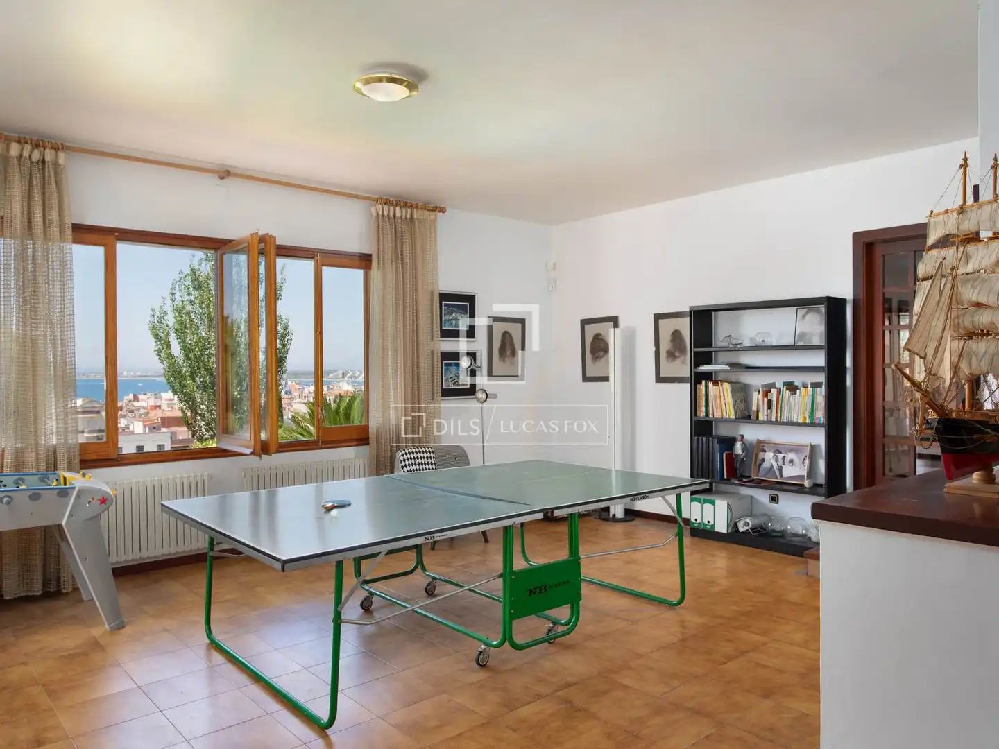 Sala d'estar de Casa o xalet en venda en Roses amb Aire condicionat, Calefacció i Jardí privat