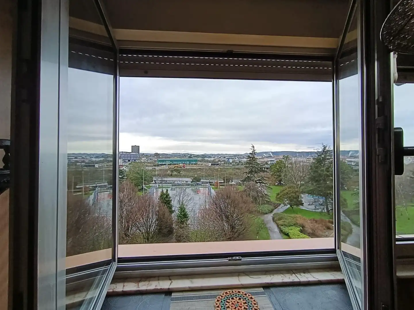 Vista exterior de Pis en venda en Gijón  amb Calefacció, Parquet i Traster
