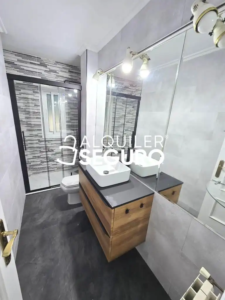Baño de Piso de alquiler en Coslada con Aire acondicionado, Calefacción y Terraza