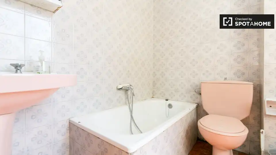 Baño de Piso de alquiler en Granada con Aire acondicionado, Calefacción y Amueblado