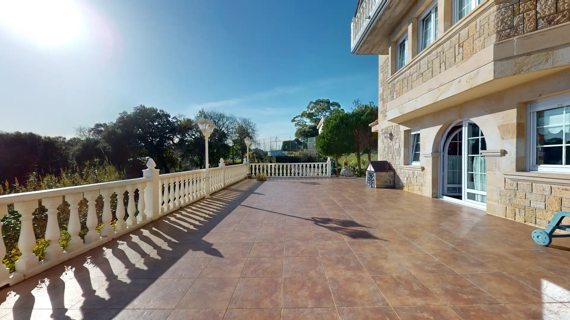 Vista exterior de Casa o xalet en venda en Arnuero amb Calefacció, Terrassa i Balcó