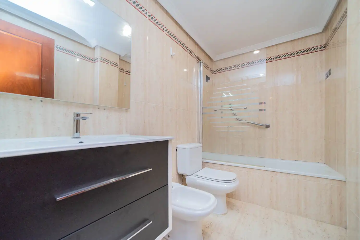 Badezimmer von Wohnung zum Verkauf in Sevilla la Nueva mit Klimaanlage, Heizung und Gemeinschaftspool