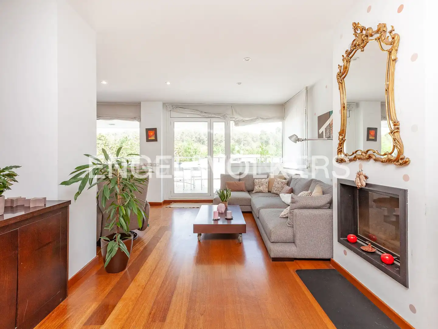Living room of Houses for sale in Sant Cugat del Vallès  with Air Conditioner, Heating and Private garden