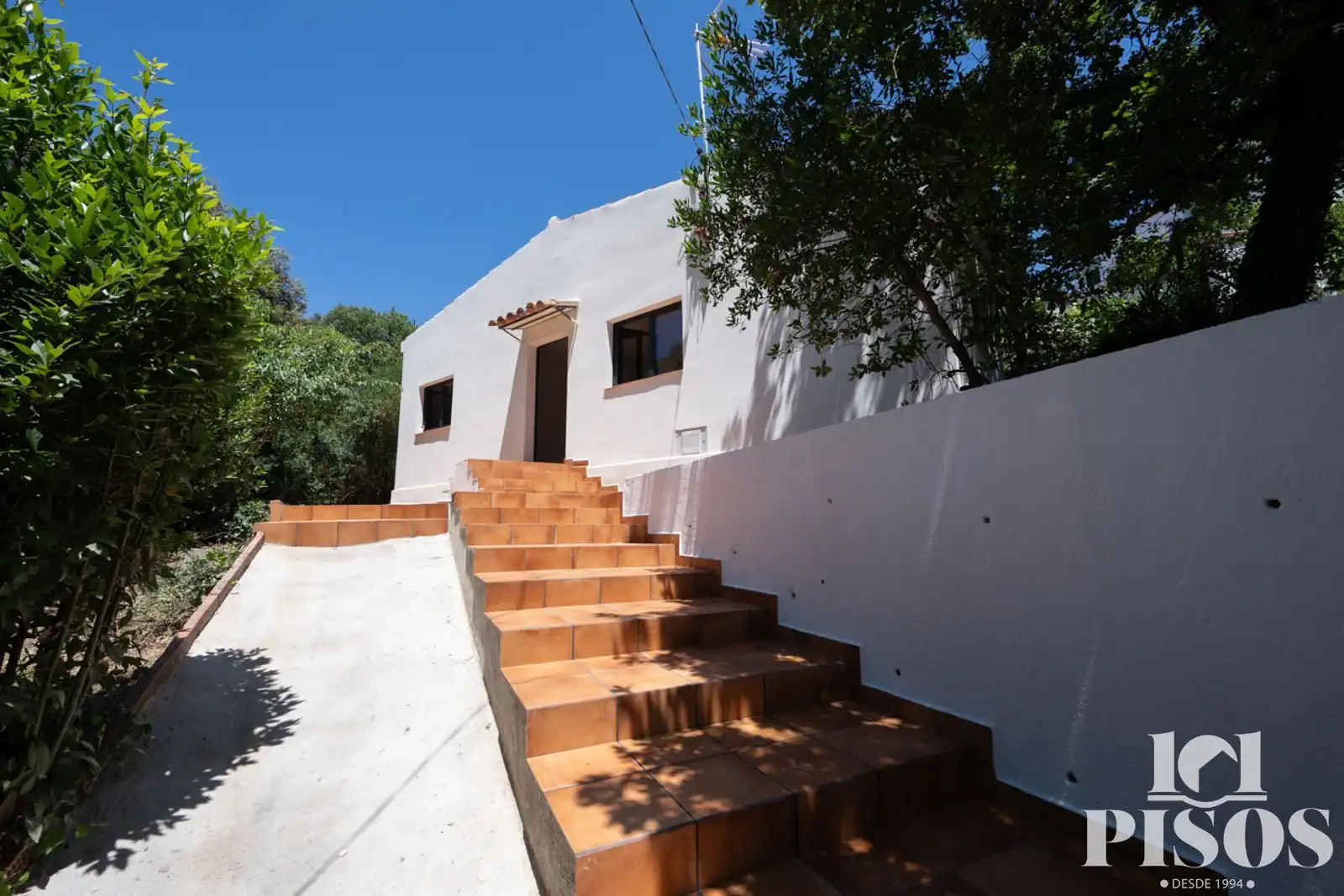 Vista exterior de Casa o xalet en venda en Sant Cugat del Vallès amb Aire condicionat, Calefacció i Jardí privat