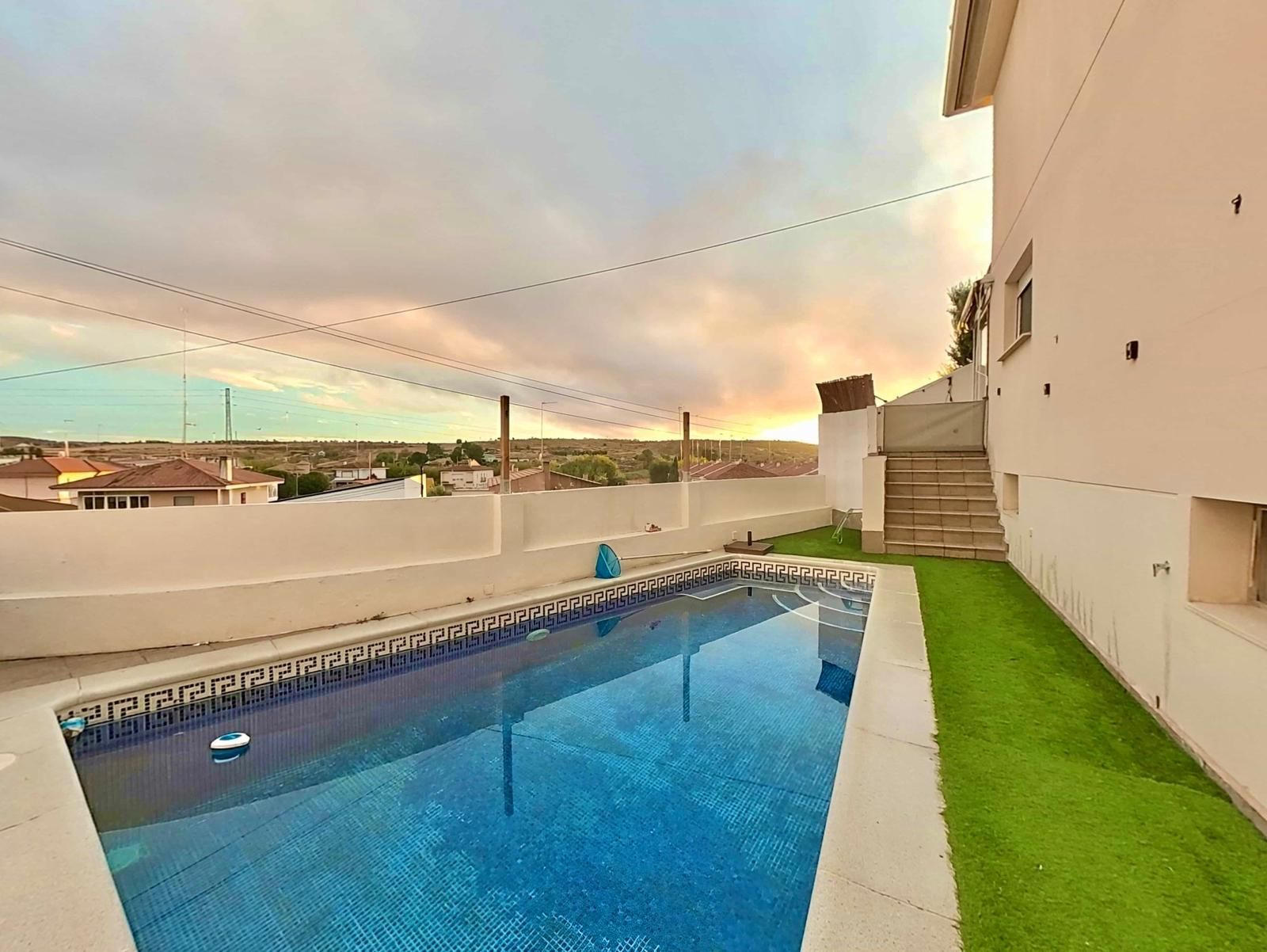 Swimming pool of Single-family semi-detached for sale in Ontígola  with Air Conditioner, Heating and Swimming Pool