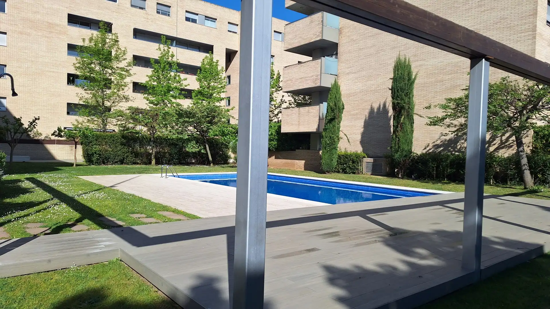 Schwimmbecken von Wohnung zum Verkauf in Salt mit Klimaanlage, Heizung und Terrasse