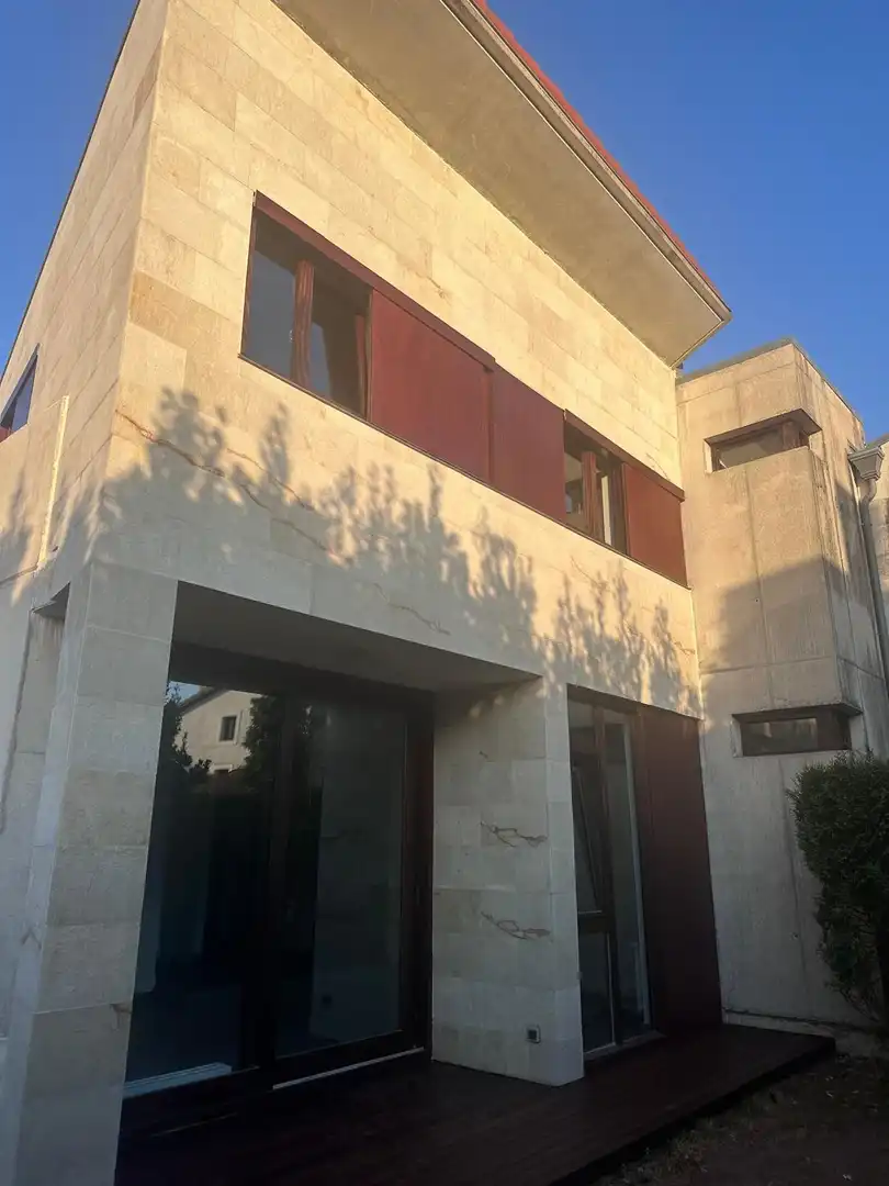 Vista exterior de Casa adosada en venda en Marina de Cudeyo amb Calefacció i Jardí privat
